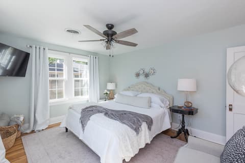 🌺 KiKi’s Kottage 
2/BR 2/Bath
Renovated 1920’s Gem