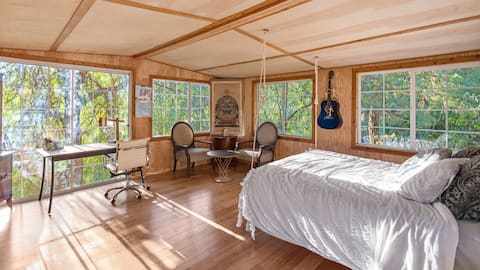 Beau’s Soul cabin in the trees .