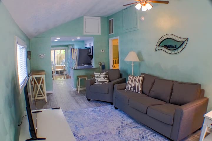 Beachy 2 Bedroom Home W/ Parking. Close To Beach. - Virginia Beach, VA