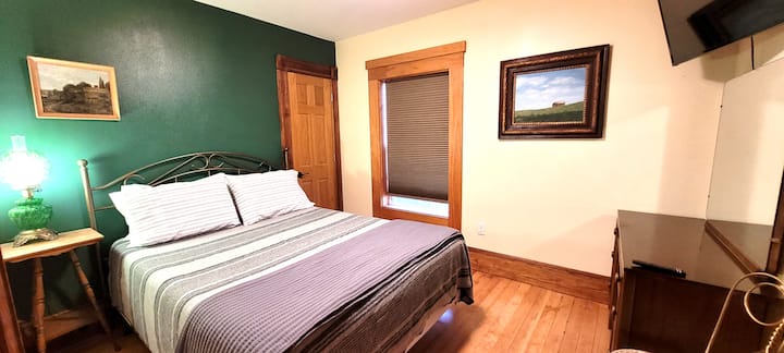 Cozy one bedroom Cottage Getaway!