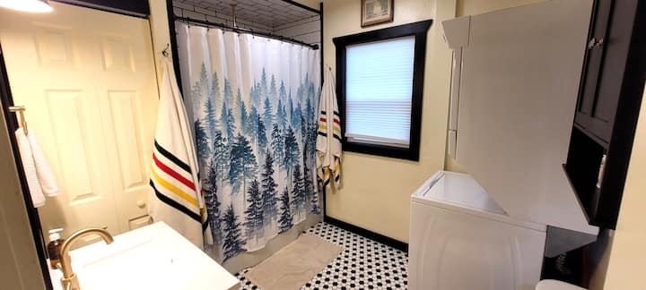 Cozy one bedroom Cottage Getaway!