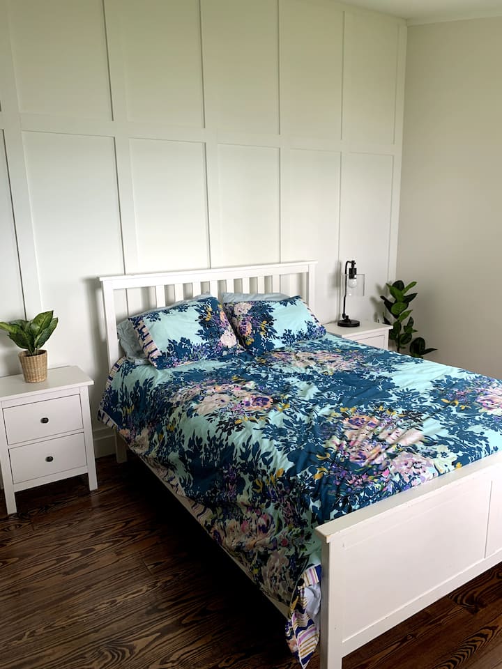 Každá spálňa má kvalitné matrace Queen a pohodlnú posteľnú bielizeň.