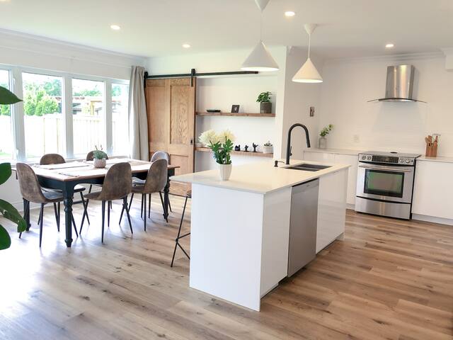 Spacious Detached House close to Downtown and Lake