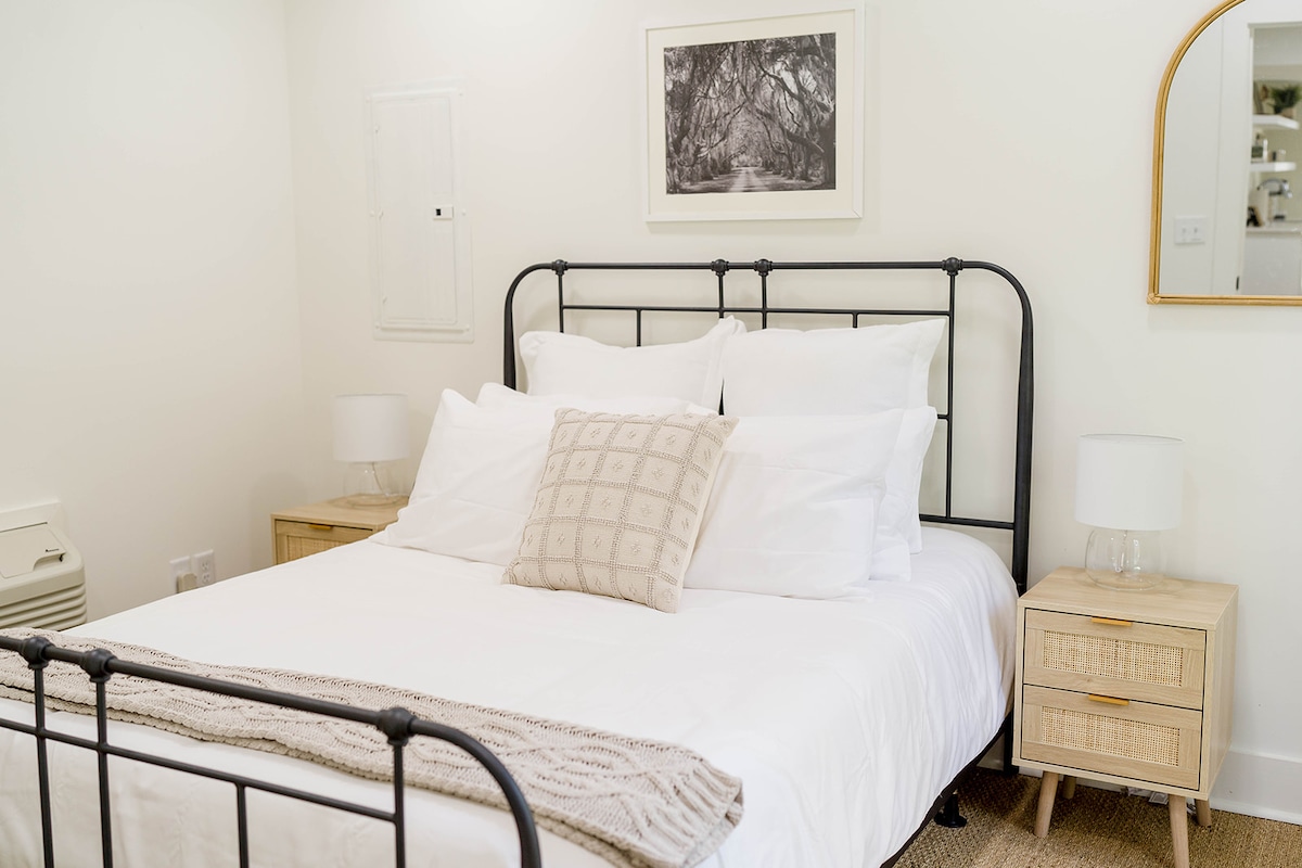 The Guest House Queen. Soothing linens, breathtaking views, perfect seclusion. Sweet solitude. 