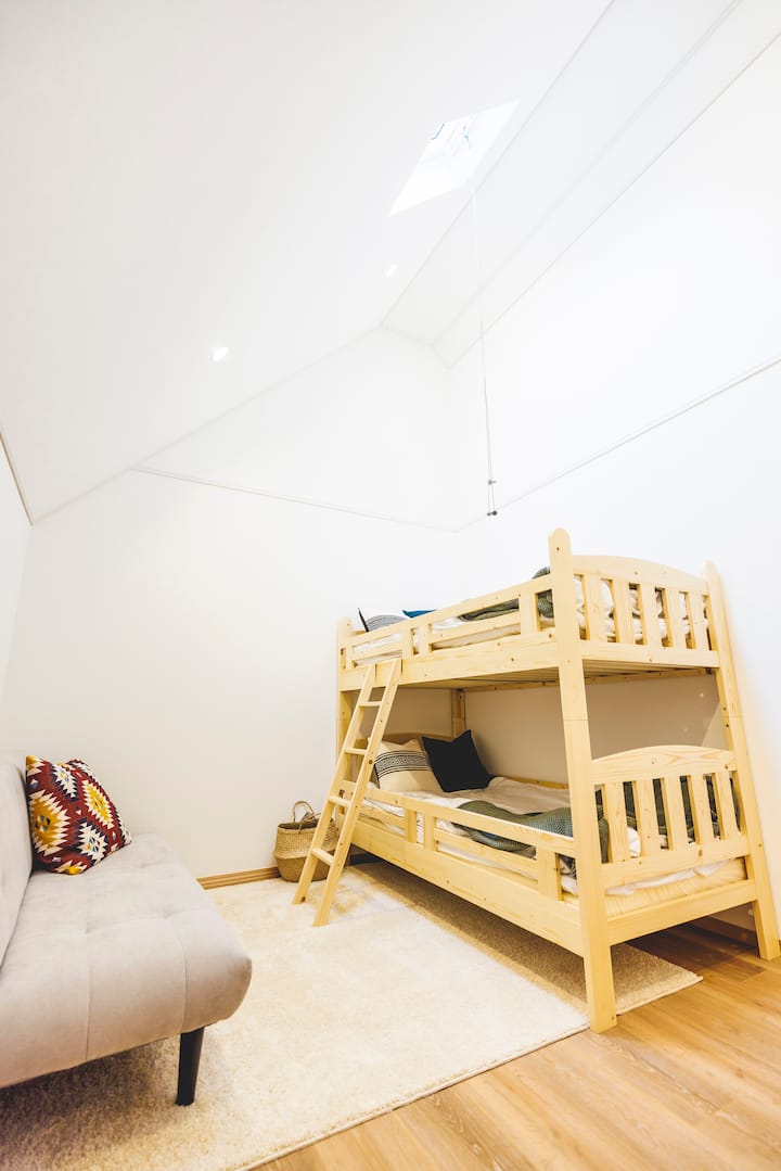 [Habitación] Habitación arriba
Se proporcionan literas y 1 sofá cama.También hay un boulder en la habitación.Los niños pueden disfrutar del espacio en la habitación.
Es un espacio relajante con tus familiares, amigos y seres queridos.
Por favor, siénte como en casa.