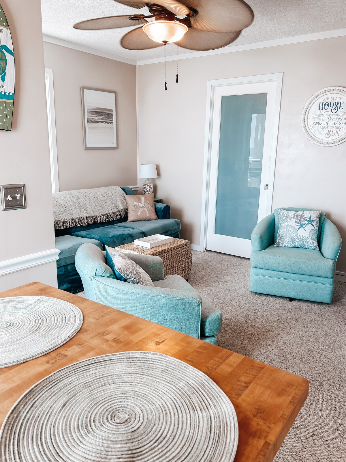 Მე-2 საძინებლის ხედი მისაღები ოთახიდან კონფიდენციალურობის კარით.