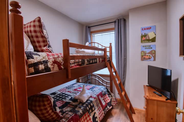 Chumba cha ghorofa cha watoto - vitanda viwili vya ukubwa pacha na runinga janja, iko katika ngazi kuu 