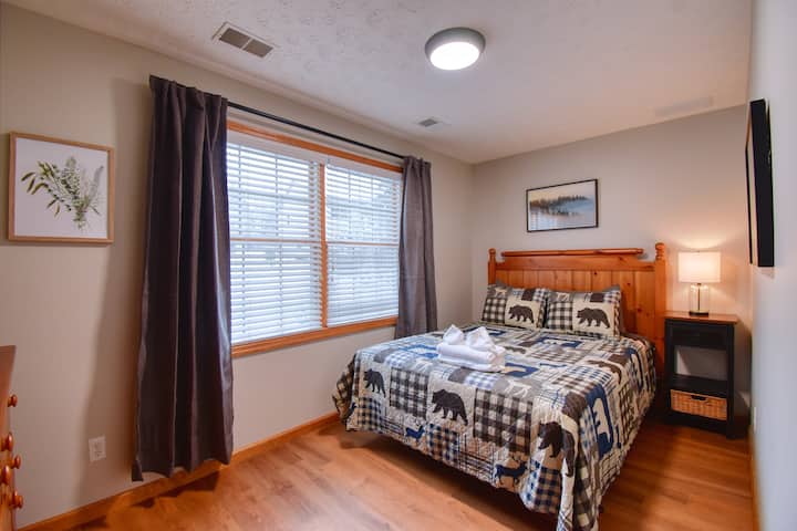 Chumba cha kulala cha malkia kilicho na runinga janja. 