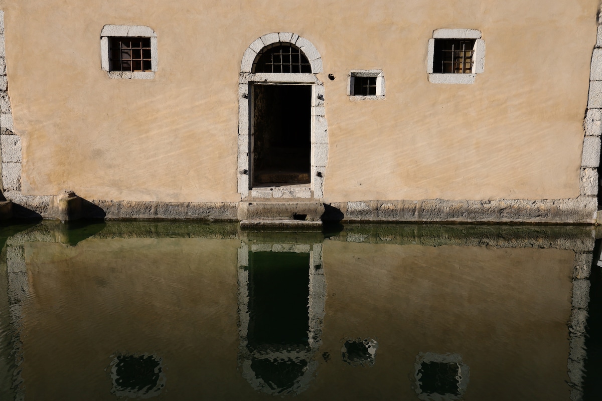 Successful Airbnb property: Annecy Old Town Charming 2-bedroom on Canal in Annecy