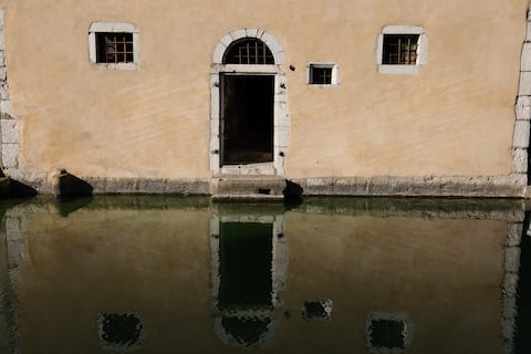 Successful Airbnb property: Annecy Old Town Charming 2-bedroom on Canal in Annecy