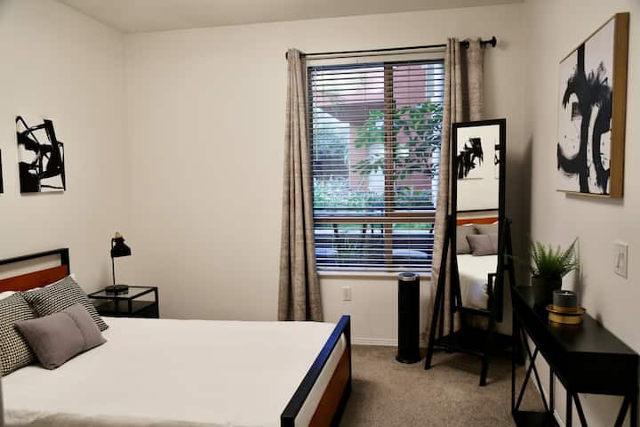 Prvá spálňa s manželskou posteľou a šatníkom