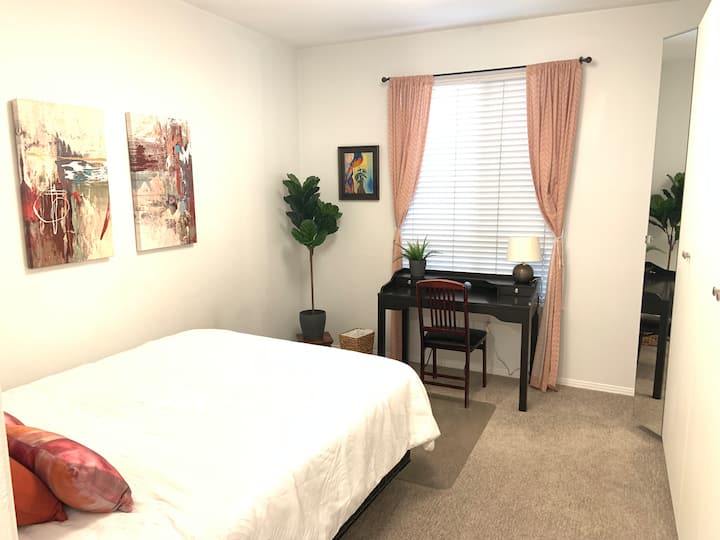 Druhá spálňa s manželskou posteľou Queen a stolom