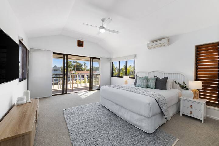 Noosa Riverfront Splendour: Ideal for Families gallery image 3