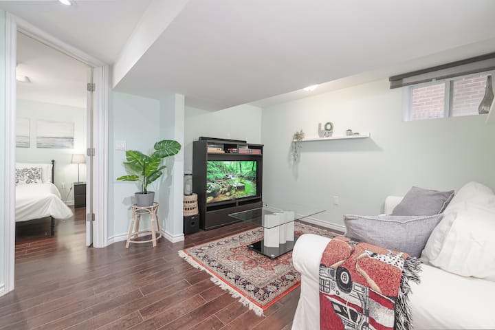 Entire Suite: Private Entrance + Kitchen - Toronto