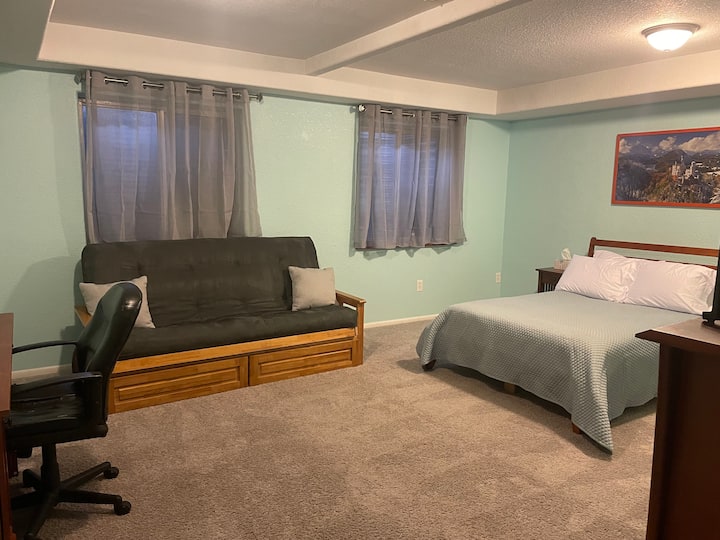 Საძინებლის ქვედა ნაწილში არის სრული საწოლი, ფუტონი, რომელიც გარდაიქმნება დამატებით სრულ საწოლად, კომოდზე, ტელევიზორსა და საოფისე სივრცეზე. 