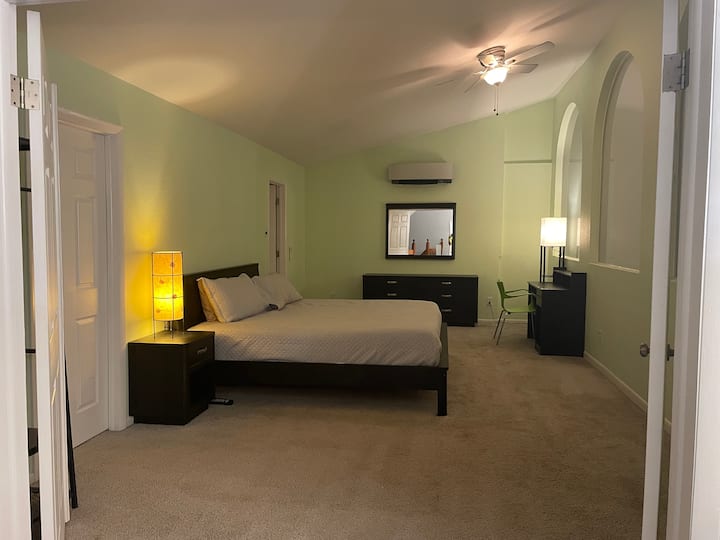 Ზემოთ ოთახი ფლიგელის სააბაზანოთი. Საწოლი და საოფისე სივრცე. Კედელზე მინი გაყოფილი კონდიციონერი ამ ოთახს უზრუნველყოფს. 