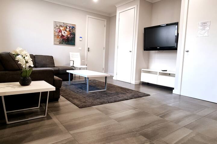 Spacious Modern Apartment – St Kilda East gallery image 2