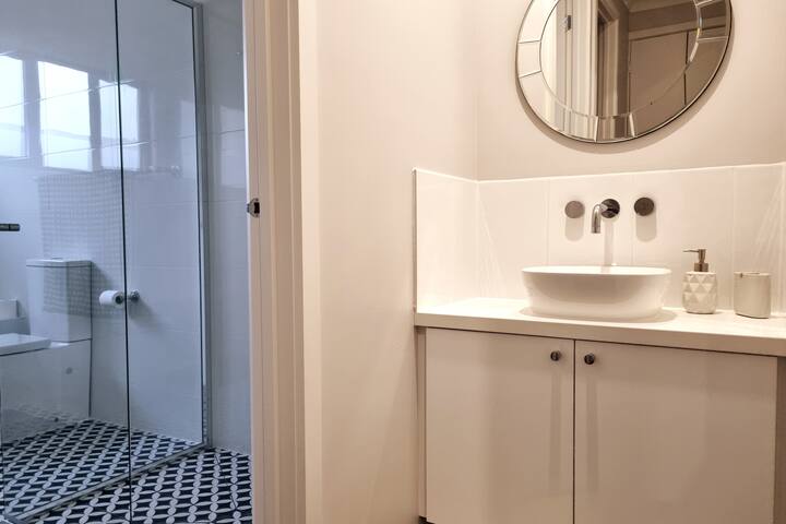 Spacious Modern Apartment – St Kilda East gallery image 5