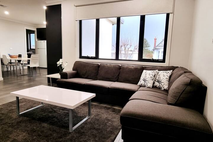 Spacious Modern Apartment – St Kilda East