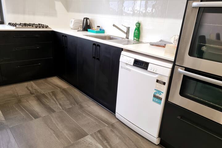 Spacious Modern Apartment – St Kilda East gallery image 3