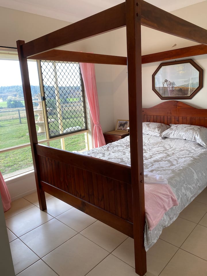 سرير ملصق كوين فور