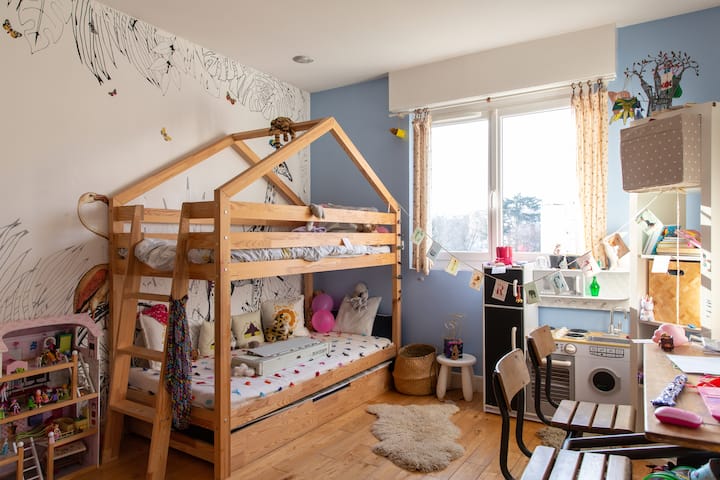 la chambre de ma fille avec un lit cabane superposé et un lit tiroir en dessous