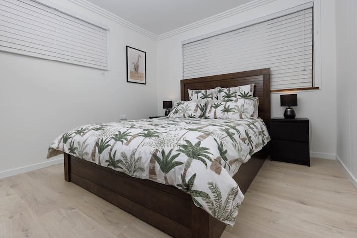 Seconda camera da letto che conduce fuori dalla camera da letto principale. Ideale per i bambini. C'è una finestra di sicurezza in caso di emergenza.