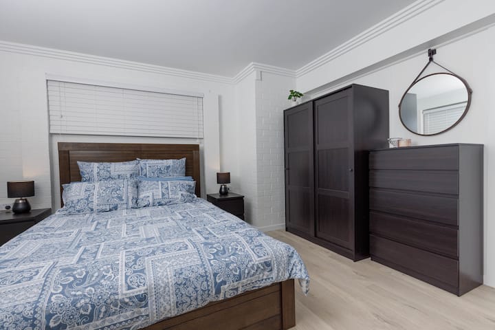 La camera da letto principale con nuovo condizionatore di sistema diviso, un armadio, cassettiera e cesto per il bucato.

Dispone inoltre di un asciugacapelli e di una ricarica usb direttamente dalle prese di corrente della lampada da comodino.