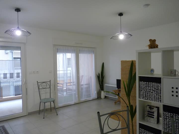 Coquet  Studio Neuf  Avec Terrasse Et Parking - Arles