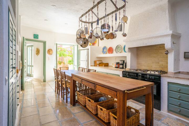 Exquisite beachfront mansion, 7 bedrooms- Syros gallery image 5