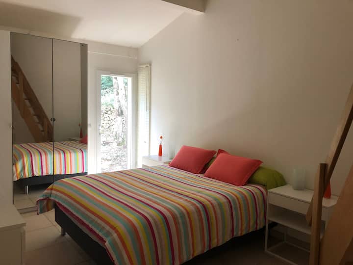 Apartmán s kúpeľňou, posteľou 160 cm a televízorom, ktorý poskytuje prístup do medziposchodia s manželskou posteľou