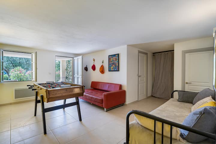 Დასასვენებელი ოთახი სახლის პირველ სართულზე იხსნება დახურულ გარე მისაღებ ოთახში. Არის გასაშლელი დივანი 2 ადამიანისთვის. Მასში შედის სამრეცხაო ოთახი (სარეცხი მანქანა და საშრობი), საგარდერობო ოთახი და ცალკე სველი წერტილი.