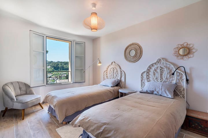 Მე-3 საძინებელი სამხრეთით, ორი ერთადგილიანი საწოლით, რომელიც შეიძლება დაჯგუფდეს დიდი ზომის საწოლად.
Არის დიდი საგარდერობო ოთახი.