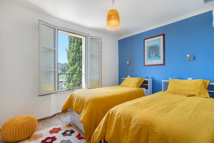 Საძინებელი ორი შედგება ორი ერთადგილიანი საწოლისგან. Ფანჯარა სამხრეთისკენ დაუბრკოლებელი ხედით.