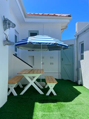 Muizenberg Beach – 2 bedroom flat with courtyard. gallery image 2