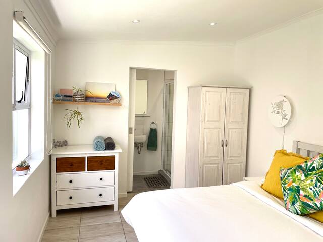 Muizenberg Beach – 2 bedroom flat with courtyard. gallery image 4