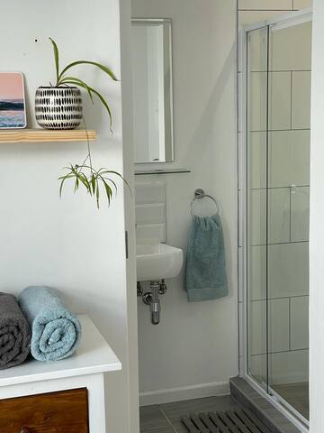 Muizenberg Beach – 2 bedroom flat with courtyard. gallery image 5