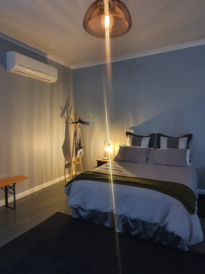 Удобен брачен кревет (широк 150-179 см), достапни се до уште пет кревета на барање според вашите барања