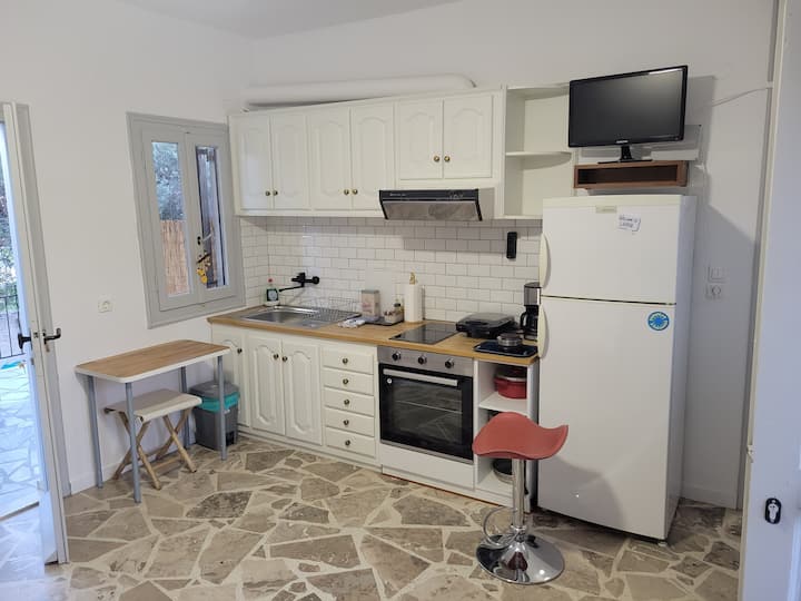 Sea Breeze Studio Apartment Next To The Beach - Milos