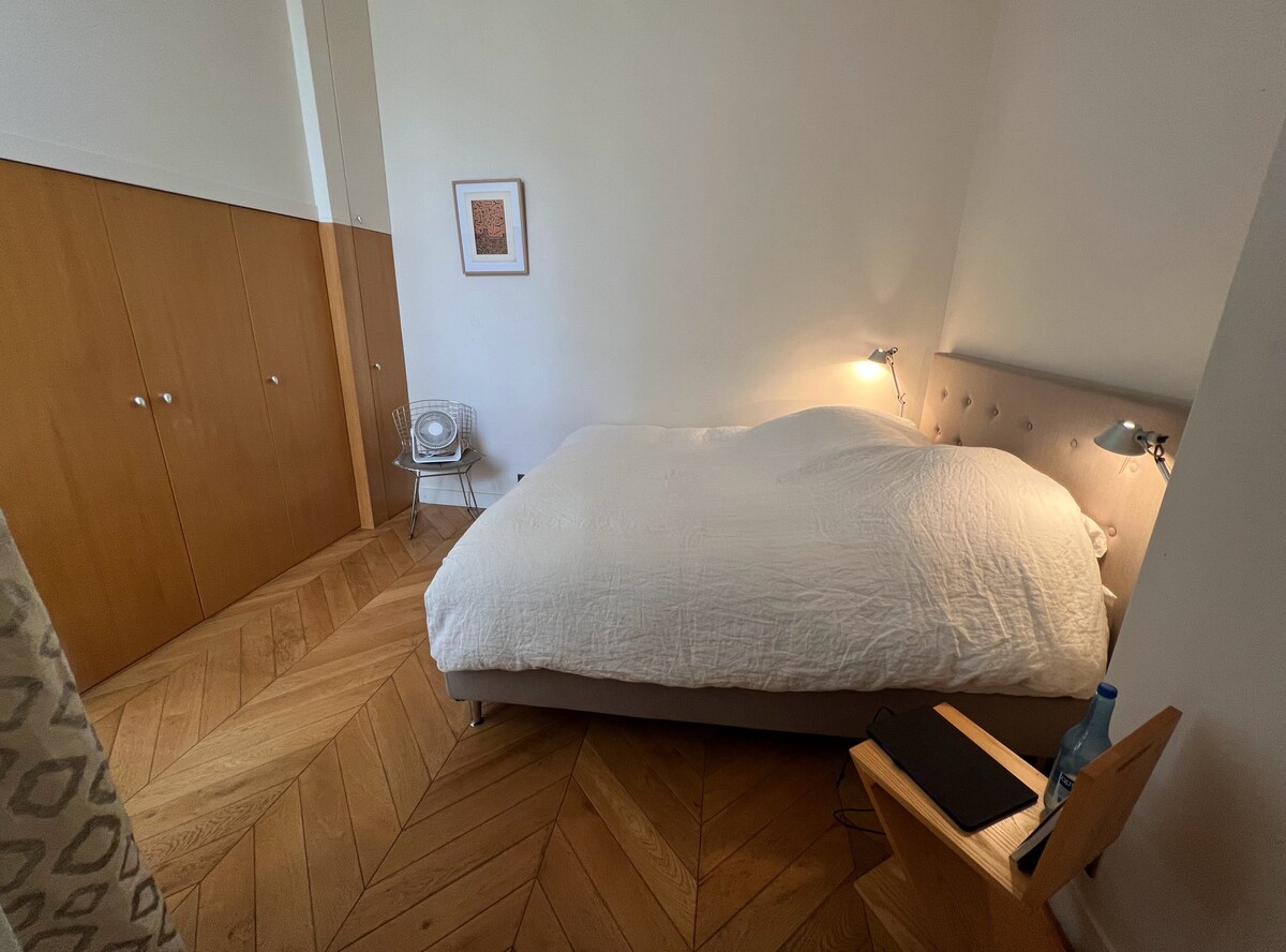 Glavna spavaća soba s bračnim krevetom i izravnim pristupom kupaonici.