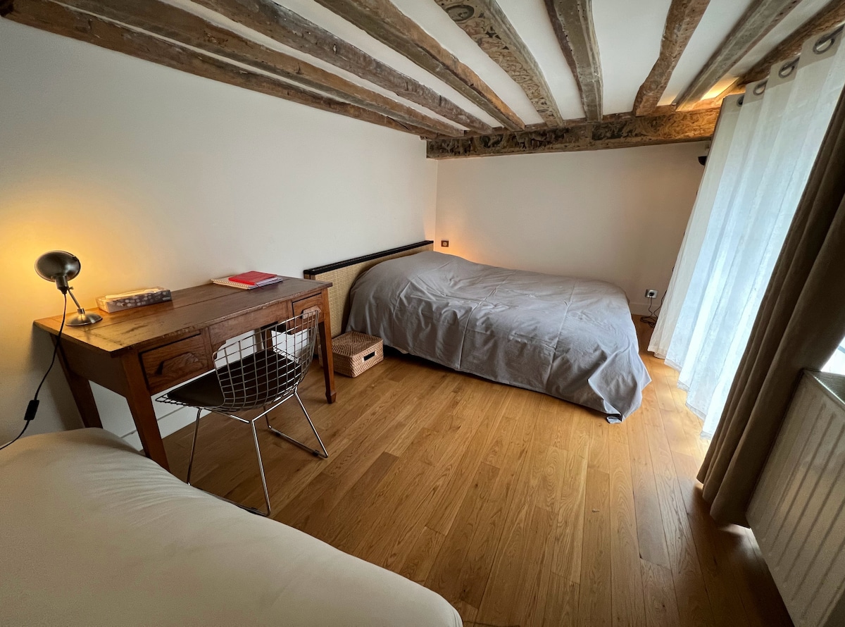 Druga spavaća soba s bračnim krevetom. Imajte na umu da je strop u ovoj međuspratu 175 - 185.