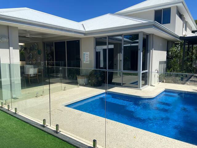 MiaMia : Ultra Modern Home with Pool & Courtyard gallery image 2