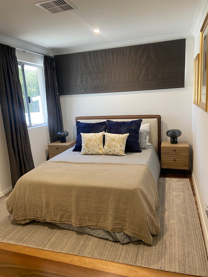 Spálňa pre hostí s 2 manželskými posteľami na poschodí