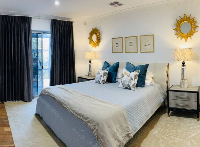 MiaMia : Ultra Modern Home with Pool & Courtyard gallery image 3