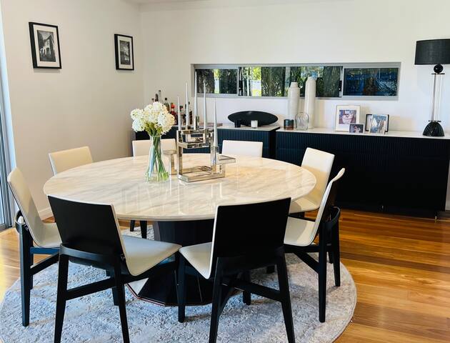 MiaMia : Ultra Modern Home with Pool & Courtyard gallery image 4