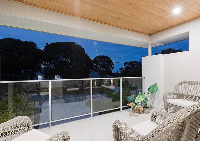 MiaMia : Ultra Modern Home with Pool & Courtyard gallery image 5