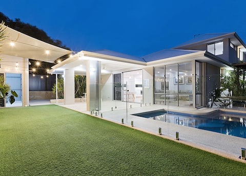 MiaMia : Ultra Modern Home with Pool & Courtyard