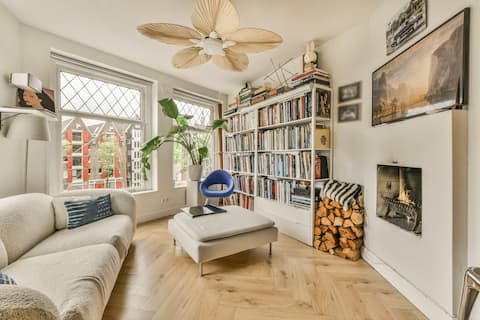 Top performing Airbnb: 2 Bedroom Luxury canal view in Jordaan
