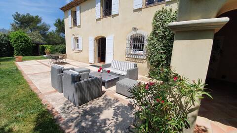 Comfortable Provençal farmhouse with large swimming pool.
