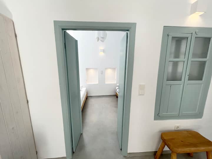 Vchod do spálne s oddelenými posteľami.